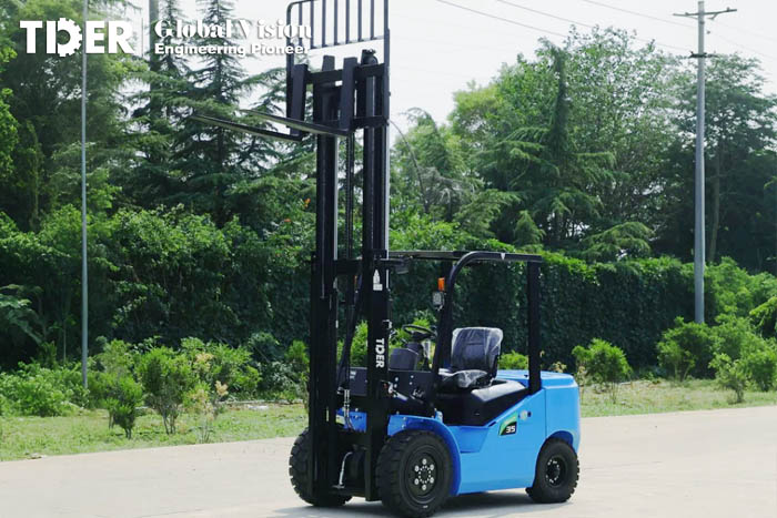 详情图3-Driving to Zero-Carbon Ports How Europes Logistics Leads with Electric Forklifts.jpg