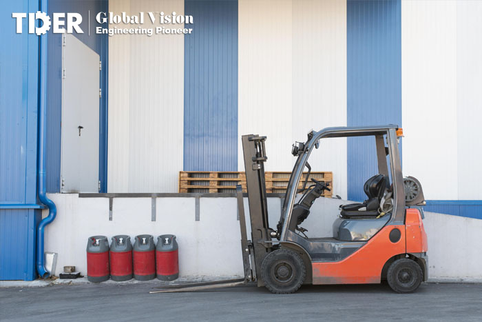 详情图2-Driving to Zero-Carbon Ports How Europes Logistics Leads with Electric Forklifts.jpg