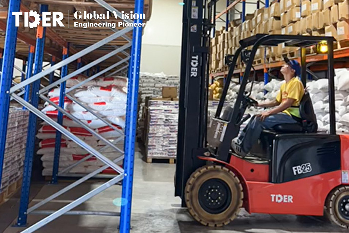 TDER-2.5ton-electric forklift-warehouse use.jpg